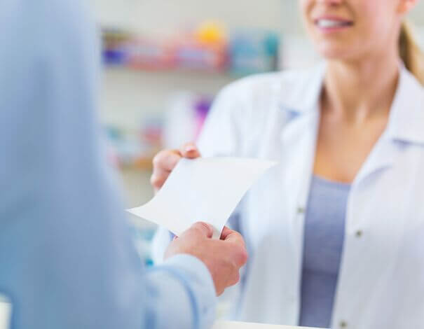 pharmacienne recevant prescription